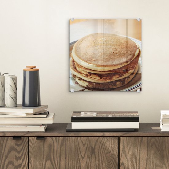® Glasschilderij 20x20 cm - Schilderij acrylglas - Opgestapelde pannenkoeken op een bord - Foto op glas - Muurdecoratie woonkamer - Wanddecoratie slaapkamer - Schilderijen
