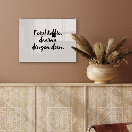 MuchoWow® Glasschilderij 40x30 cm - Schilderij acrylglas - Quote - Eerst koffie, daarna dingen doen - Taupe - Foto op glas - Schilderijen