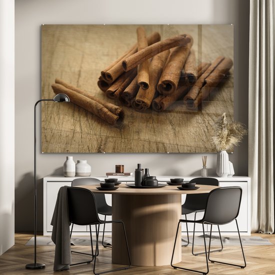 Bâton de cannelle en tas sur une table en bois Plexiglas 180x120