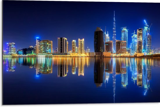 Dibond - Skyline van Dubai met Weerspiegeling in de Zee, Qatar - 75x50 cm Foto op Aluminium (Met Ophangsysteem)