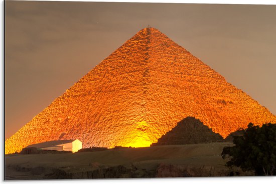 WallClassics - Dibond - Verlichte Gizeh Piramide in het Donker - 75x50 cm Foto op Aluminium (Met Ophangsysteem)
