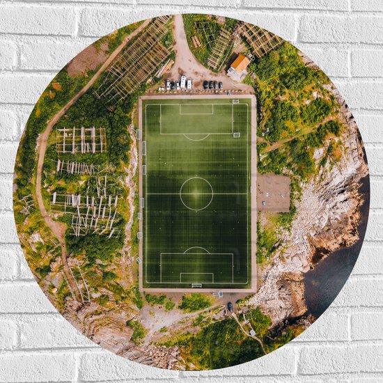 Muursticker Cirkel - Bovenaanzicht van het Henningsvaer Voetbal Stadion in Noorwegen - 80x80 cm Foto op Muursticker