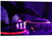 PVC Schuimplaat - Hand van DJ op DJ set met Neon Lichten - 75x50 cm Foto op PVC Schuimplaat (Met Ophangsysteem)