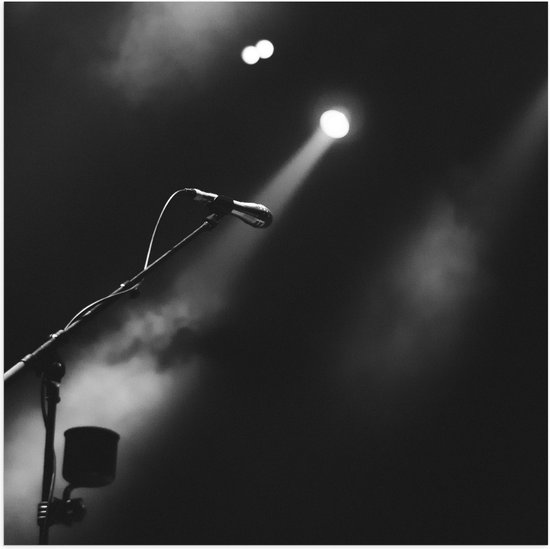 Poster Glanzend – Microfoon bij Rook en Podiumlampen (Zwart- wit) - 50x50 cm Foto op Posterpapier met Glanzende Afwerking