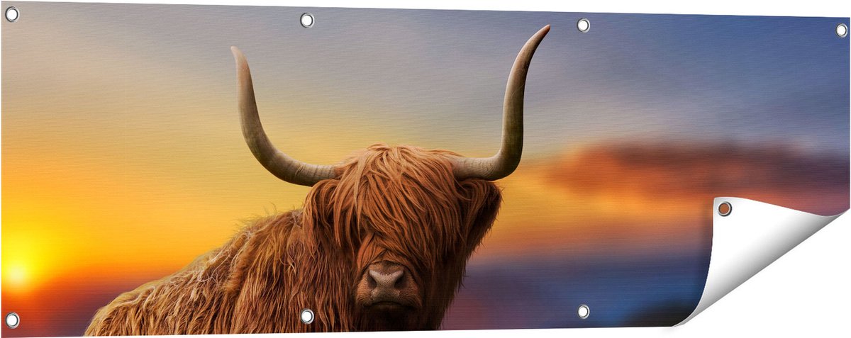Gards Tuinposter Schotse Hooglander Koe op een Heuvel - 120x40 cm - Tuindoek - Tuindecoratie - Wanddecoratie buiten - Tuinschilderij Multikleur