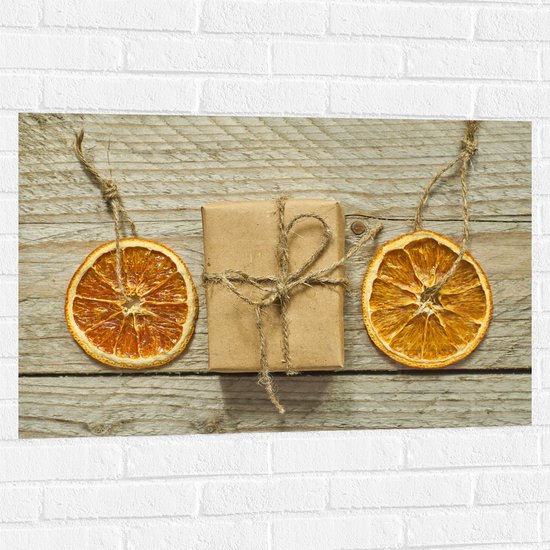 Muursticker - Gedroogde Sinaasappelschijven bij Ingepakt Pakketje - 90x60 cm Foto op Muursticker