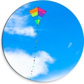 Dibond Muurcirkel - Foto van Kleurrijke Vlieger onder Schapenwolken - 50x50 cm Foto op Aluminium Muurcirkel (met ophangsysteem)