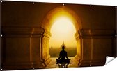 Gards Tuinposter Man Doet Yoga in een Boeddha Tempel - 200x100 cm - Tuindoek - Tuindecoratie - Wanddecoratie buiten - Tuinschilderij