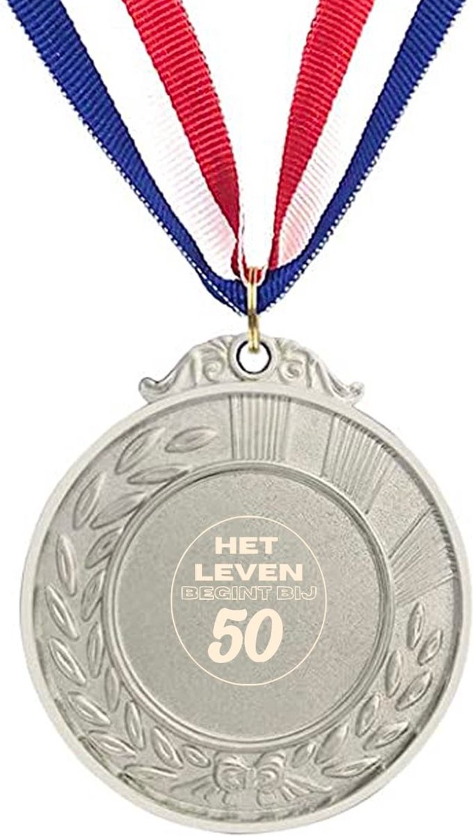 Akyol - 50 jaar sarah en abraham cadeau medaille zilverkleuring - Hoera 50 jaar - papa - jubileum man en vrouw - 50 jaar cadeau - sleutelhanger cadeau - jarig - verjaardag - gegraveerde sleutelhanger