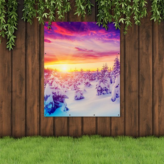 Gards Tuinposter Zonsondergang in het Sneeuw Bos - 120x150 cm - Tuindoek - Tuindecoratie - Wanddecoratie buiten - Tuinschilderij