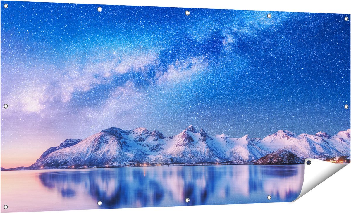 Gards Tuinposter Melkweg bij Besneeuwde Bergen - 160x80 cm - Tuindoek - Tuindecoratie - Wanddecoratie buiten - Tuinschilderij Multikleur