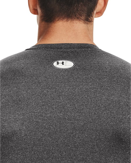 Achterkant van een grijze melange longsleeve met Under Armour logo op de nek.