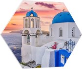 PVC Schuimplaat Hexagon - Traditionele Torentjes met Blauwe Details aan de Kust van Santorini - 80x69.6 cm Foto op Hexagon (Met Ophangsysteem)