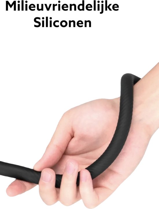 Une main tenant le support flexible en silicone écologique noir.