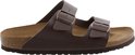 Bruine leren Birkenstock Arizona slipper, zij-aanzicht, met koperen gespen en kurken zool.