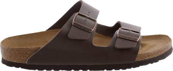 Bruine leren Birkenstock Arizona slipper, zij-aanzicht, met koperen gespen en kurken zool.