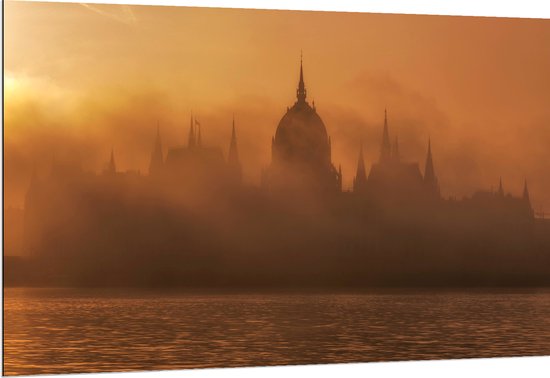 Dibond - Foto van Hongaars Parlementsgebouw aan het Water met Mist Ervoor - 150x100 cm Foto op Aluminium (Met Ophangsysteem)