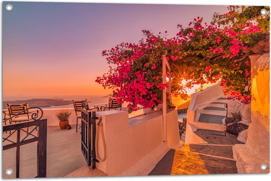 Tuinposter – Zonnestralen op Balkon Vol Bloemen in Griekenland - 90x60 cm Foto op Tuinposter (wanddecoratie voor buiten en binnen)