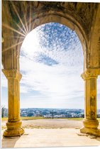 PVC Schuimplaat - Zon door Sluierbewolking op Ingang van Stenen Tempel - 50x75 cm Foto op PVC Schuimplaat (Met Ophangsysteem)