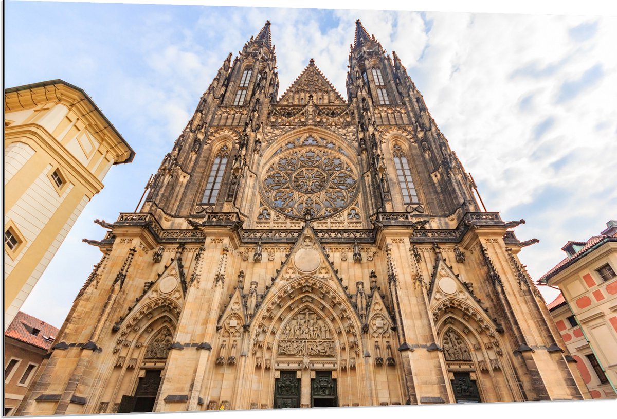 Dibond - Vooraanzicht van de Kathedraal van Praag onder Sluierbewolking - 120x80 cm Foto op Aluminium (Met Ophangsysteem)