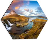 Dibond Hexagon - Kirkjuffel Berg in Landschap van IJsland - 30x26.1 cm Foto op Hexagon (Met Ophangsysteem)
