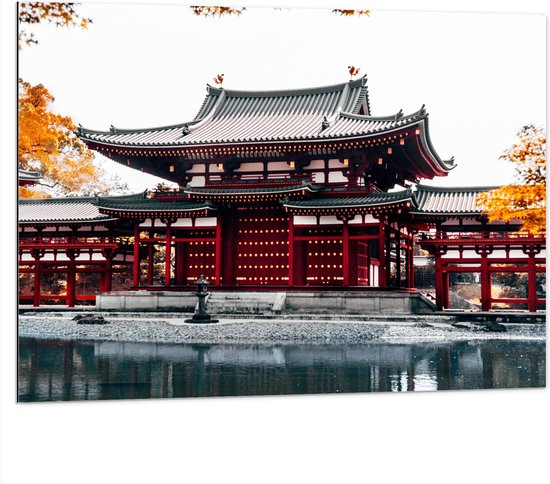 Dibond - Rode Boeddhistische Tempel in Japan met Oranje Bomen - 100x75 cm Foto op Aluminium (Met Ophangsysteem)
