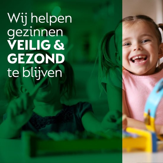Deux enfants souriants, une fille joue avec des jouets. Texte: Nous aidons les familles à rester en sécurité et en bonne santé.