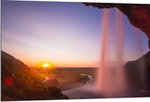 Dibond - Achter een Waterval in het Natuur Landschap van IJsland - 120x80 cm Foto op Aluminium (Met Ophangsysteem)