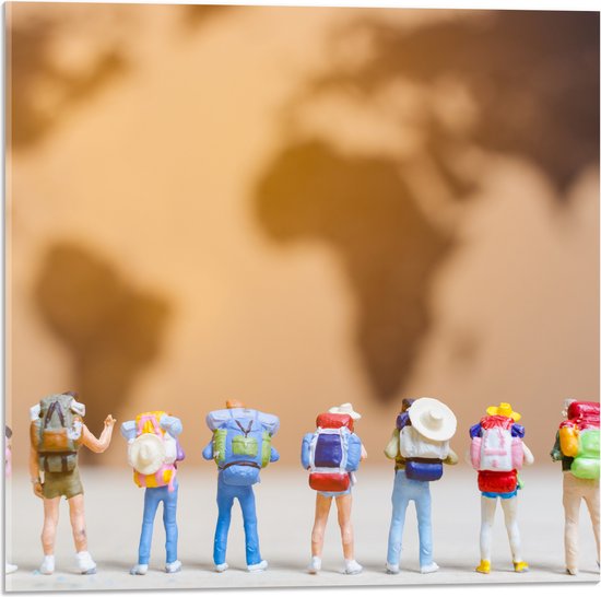 Acrylglas - Groepje Miniatuurpoppetjes kijkend naar Wereldkaart - 50x50 cm Foto op Acrylglas (Met Ophangsysteem)