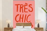 Behang - Fotobehang Pastel - Quotes - Rood - Très Chic - Breedte 225 cm x hoogte 350 cm - Behangpapier