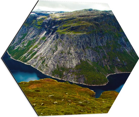 Dibond Hexagon - Kalm Meer tussen de Hoge Bergen vol Groen Mos - 60x52.2 cm Foto op Hexagon (Met Ophangsysteem)