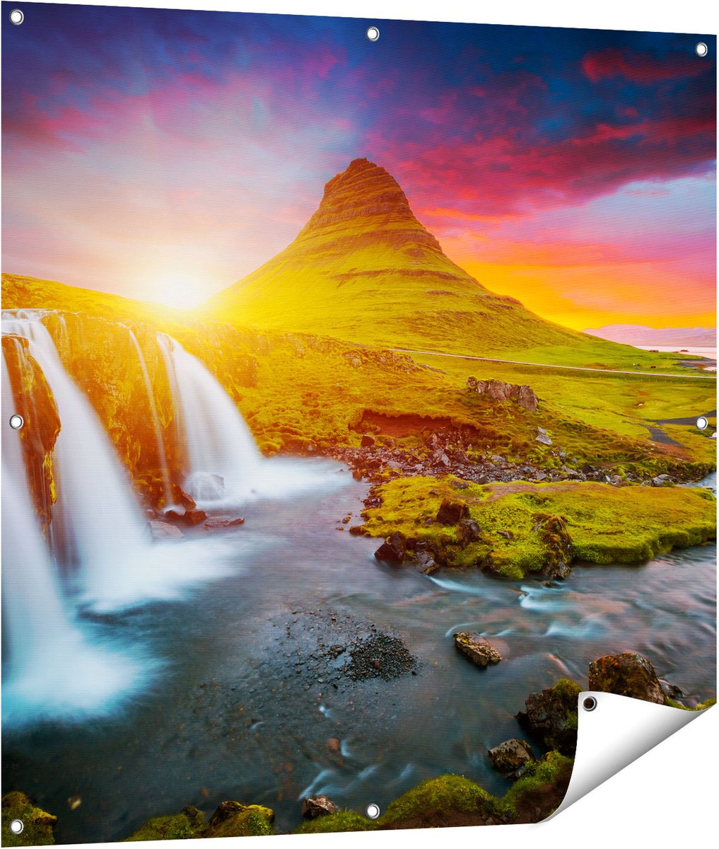 Gards Tuinposter Waterval bij een Vulkaan met Zonsondergang - 100x100 cm - Tuindoek - Tuindecoratie - Wanddecoratie buiten - Tuinschilderij Multikleur