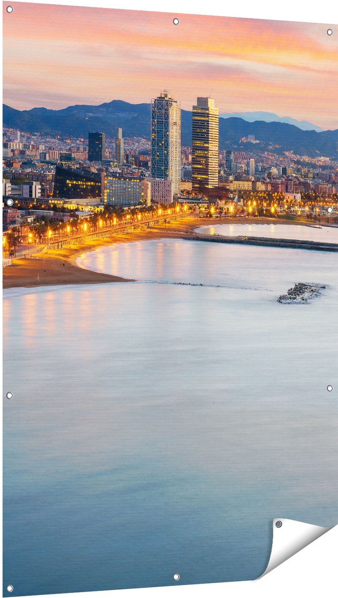Gards Tuinposter Barcelona Strand met Stad bij Zonsondergang - 100x150 cm - Tuindoek - Tuindecoratie - Wanddecoratie buiten - Tuinschilderij Multikleur
