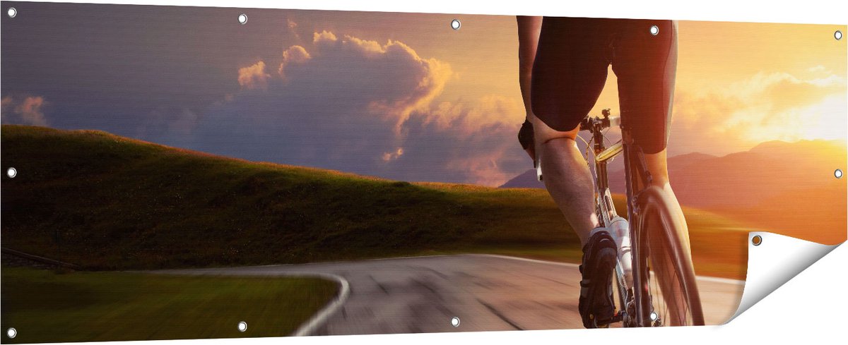 Gards Tuinposter Wielrennen Fietser op de Weg bij Zonsondergang - 180x60 cm - Tuindoek - Tuindecoratie - Wanddecoratie buiten - Tuinschilderij Multikleur