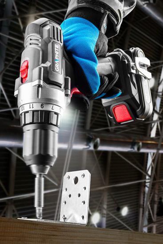 Een persoon met blauwe werkhandschoenen gebruikt een Graphite accu schroefboormachine om een schroef in hout te draaien.