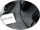 Dibond Ovaal - Koptelefoon met Aantekening ''Music = Life'' (Zwart- wit) - 80x60 cm Foto op Ovaal (Met Ophangsysteem)