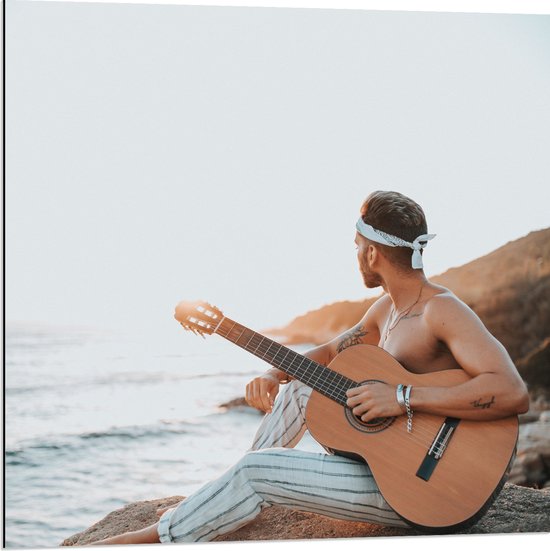 Dibond - Hippie Man met Gitaar op Rots aan de Zee - 80x80 cm Foto op Aluminium (Met Ophangsysteem)