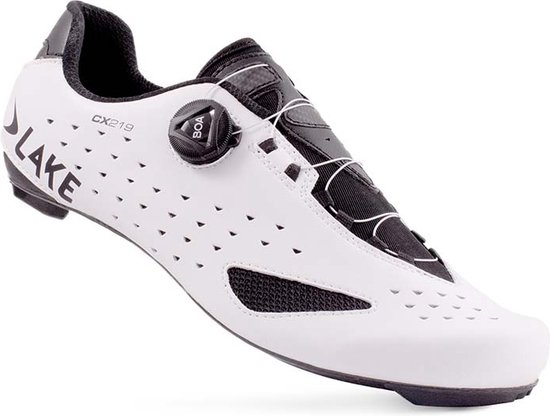 Witte Lake CX219 fietsschoen met zwarte accenten en BOA sluiting.