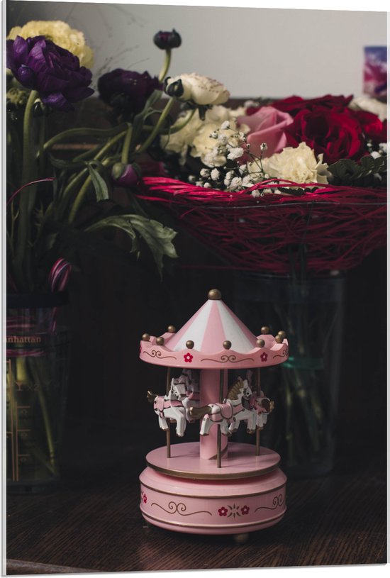 Acrylglas - Miniatuur Roze Draaimolen bij Vazen met Bloemboeketten - 60x90 cm Foto op Acrylglas (Wanddecoratie op Acrylaat)