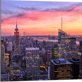 WallClassics - Dibond - Uitzicht over de Stad New York bij Zonsopkomst - 80x80 cm Foto op Aluminium (Met Ophangsysteem)