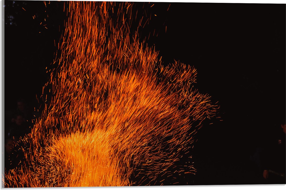 Acrylglas - Oranje Spetters van Vuurkorf - 60x40 cm Foto op Acrylglas (Met Ophangsysteem)