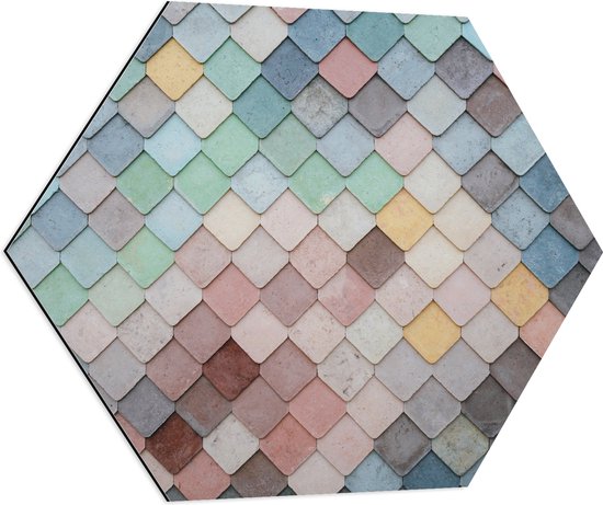 Dibond Hexagon - Wand met Driehoekvormige Textuur in Verschillende Kleuren - 70x60.9 cm Foto op Hexagon (Met Ophangsysteem)
