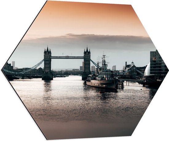 Dibond Hexagon - Tower Bridge met Zonsondergang in Londen, Engeland - 80x69.6 cm Foto op Hexagon (Met Ophangsysteem)