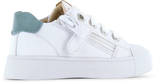 Sneaker blanc avec lacets blancs, un talon bleu et une fermeture éclair latérale. 'SHM SNEAKER' est inscrit sur le côté.