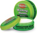 Groene pot O'Keeffe's Working Hands handcrème, deels geopend met witte crème.