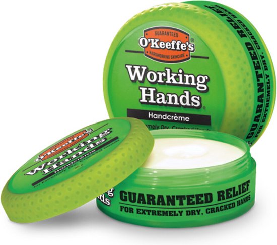 Groene pot O'Keeffe's Working Hands handcrème, deels geopend met witte crème.