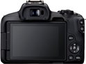 Achterkant van de zwarte Canon EOS R50 systeemcamera met een kantelbaar scherm.