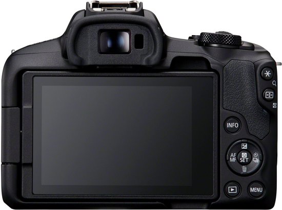 Achterkant van de zwarte Canon EOS R50 systeemcamera met een kantelbaar scherm.