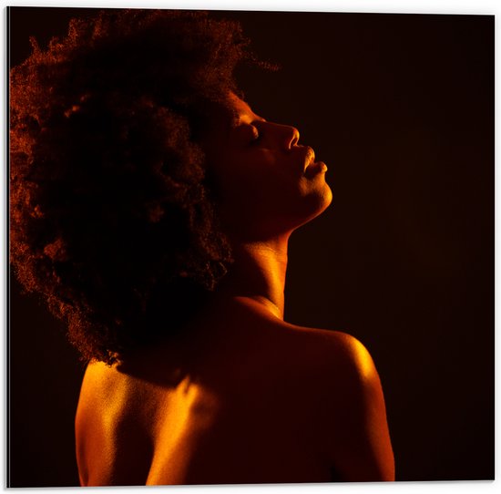Dibond - Vrouw met Afro en Oranje Gloed op Lichaam - 50x50 cm Foto op Aluminium (Met Ophangsysteem)