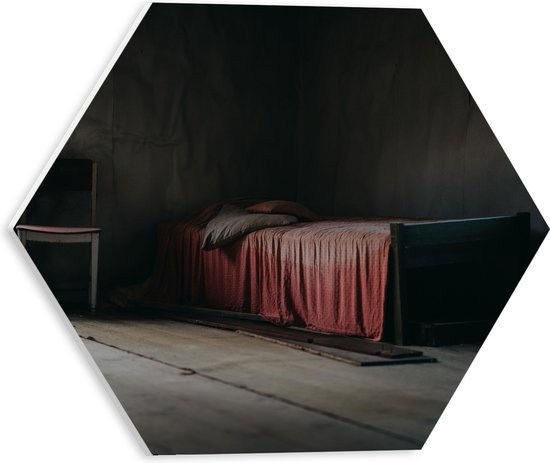 PVC Schuimplaat Hexagon - Bed met Rood Dekbedovertrek in Houten Kamer - 30x26.1 cm Foto op Hexagon (Met Ophangsysteem)